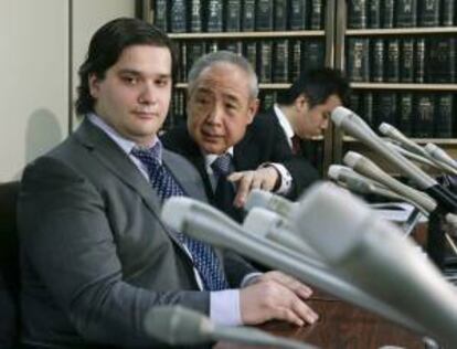 El presidente de compa?a de intercambio de bitcoins Mt.Gox, Mark Karpeles (i), en una rueda de prensa junto a sus abogados en Tokio, el pasado 28 de febrero de 2014. La justicia japonesa ha rechazado el plan de reestructuracin presentado por Mt.Gox, una decisin que acelerar la liquidacin de esta compa?a declarada en quiebra. EFE/Archivo