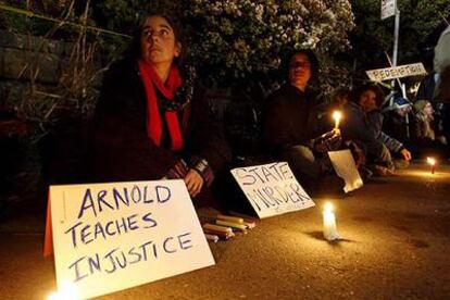 Activistas contra la ejecución de Williams mantuvieron durante toda la noche en la ciudad de Los Ángeles una protesta para pedir clemencia.