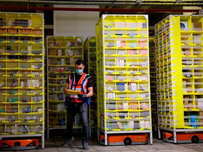 Un empleado de mantenimiento de Amazon revisa el inventario en un almacén de Brétigny-sur-Orge (Francia), el 14 de diciembre de 2021.