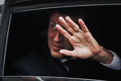 El presidente francés, Emmanuel Macron, saluda camino a votar en Le Touquet, al norte de Francia.