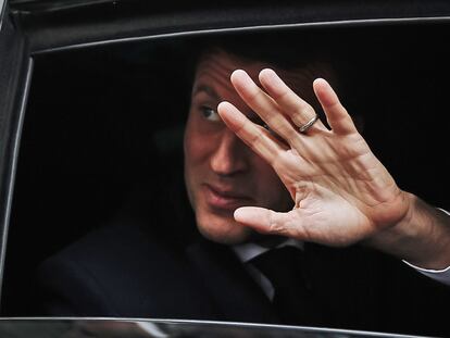 El presidente francés, Emmanuel Macron, saluda camino a votar en Le Touquet, al norte de Francia.