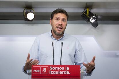 El portavoz del PSOE, &Oacute;scar Puente, durante la rueda de prensa posterior a la reuni&oacute;n de la Comisi&oacute;n Ejecutiva Federal del PSOE