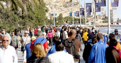 Alicantinos y turistas disfrutan del sol en la playa del Postiguet.