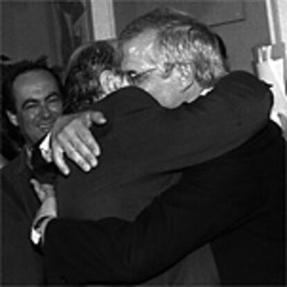 Joaquín Almunia y José Borrell se abrazan anoche tras conocer los resultados de las primarias, en presencia del presidente de Castilla-La Mancha, José Bono