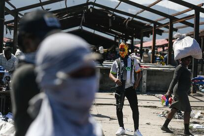 Un miembro armado de la pandilla G9 hace guardia durante una concentración.