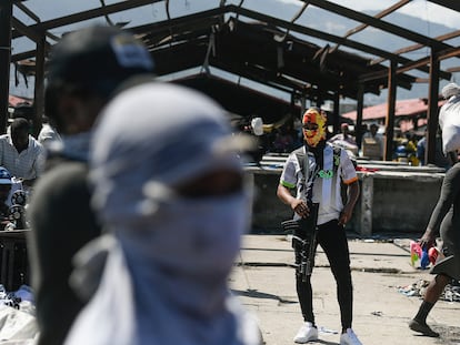 Un miembro armado de la pandilla G9 hace guardia durante una concentración.