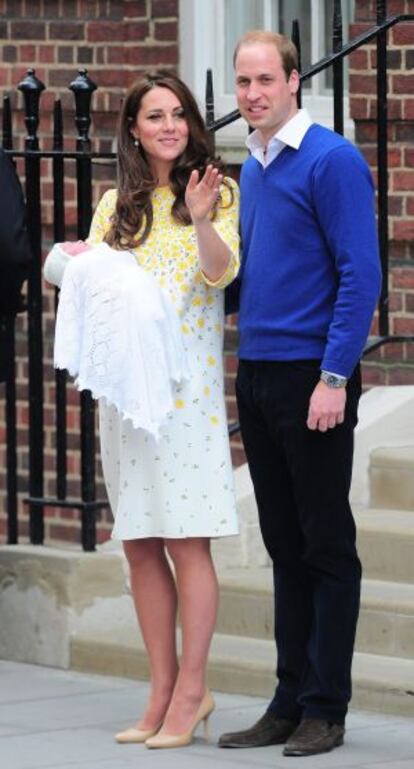 Kate Middleton y Guillermo de Inglaterra, presentando públicamente a Carlota de Cambridge.