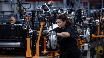 Una trabajadora en la cadena de montaje de Seat en Martorell.