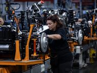 Una trabajadora de la planta de Seat Martorell (Barcelona).
