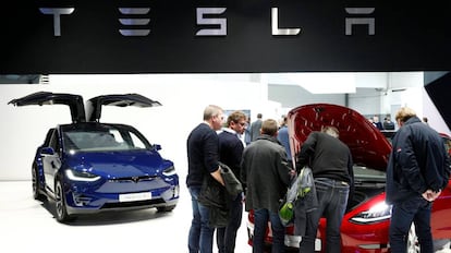 Vehículos de la compañía Tesla en el Salon del Automóvil de Bruselas