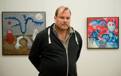 Roberto Yáñez, frente a dos de sus cuadros en exhibición en Berlín, en 2013.