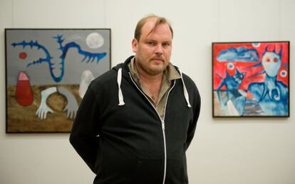 Roberto Y&aacute;&ntilde;ez, frente a dos de sus cuadros en exhibici&oacute;n en Berl&iacute;n, en 2013. 