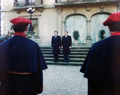 Adolfo Suárez es recibido por el 'lehendakari' Carlos Garaikoetxea el 9 de diciembre de 1980 en el palacio de Ajuria Enea durante la visita de tres días que realizó a Euskadi, un año que se cerró con 92 asesinatos de ETA.