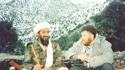 Mustafá Setmarian junto a Osama Bin Laden nas montanhas de Tora Bora (Afeganistão) em 2001.