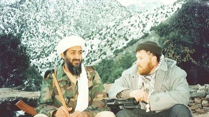 Mustafá Setmarian junto a Osama Bin Laden nas montanhas de Tora Bora (Afeganistão) em 2001.