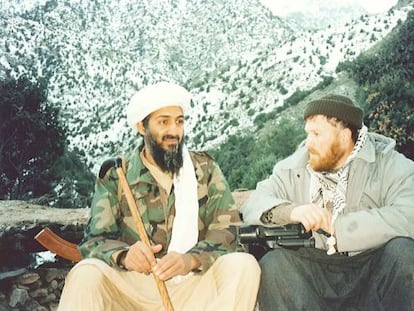 Mustafá Setmarian junto a Osama Bin Laden en las montañas de Tora Bora (Afganistán) en 2001.