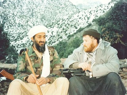 Mustafá Setmarian junto a Osama Bin Laden nas montanhas de Tora Bora (Afeganistão) em 2001.