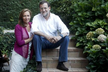 Con el agravamiento de la crisis y su factura al Gobierno de Zapatero, hace meses que los sondeos sitúan a Rajoy como favorito en las elecciones generales del 20-N. De ser así, el matrimonio deberá dejar su actual vivienda para mudarse al palacio de la Moncloa, aunque no deberán recorrer una gran distancia ya que ambos se encuentran en el distrito madrileño de Moncloa-Aravaca.