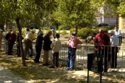 Un grupo de jubilados se reune en un parque madrileño. EFE/Archivo