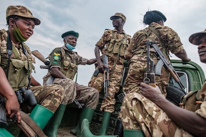 Los guardabosques de Uganda reciben formación paramilitar y hacen sus patrullas armados con AK–47 (kaláshnikovs). Los fusiles de asalto sirven tanto para defenderse de los ataques de animales salvajes como de los furtivos.