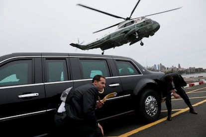 Agentes del Servicio Secreto usan una limusina presidencial para cubrirse de agua pulverizada mientras el presidente Trump aterriza en Nueva York, el 4 de mayo de 2017.