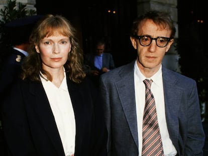 Mia Farrow y Woody Allen fotografiados en Paris el 24 de julio de 1989.