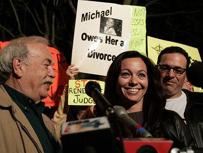 Robert Schindler (a la izquierda) y su hija Suzanne, ayer, con varios simpatizantes ante la residencia de Terri.