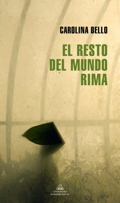 Un hecho fortuito coloca a Andrés Lavriaga, un prófugo que acaba de robar una sucursal de préstamos, y a Julia Bazin, una bióloga que llegó a un punto ciego en su vida, en el mismo escenario y con el mismo rótulo: son los únicos sobrevivientes de un triple accidente de tránsito en la ruta. 'El resto del mundo rima' (Carolina Bello, Literatura Random, 17 euros) cuenta la historia de dos personajes que buscan sentido en la memoria del otro, que se mezcla con películas, sueños y fragmentos leídos.