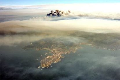 La localidad de Muxía, en la Costa da Morte, cubierta por el humo de los incendios que la rodean.