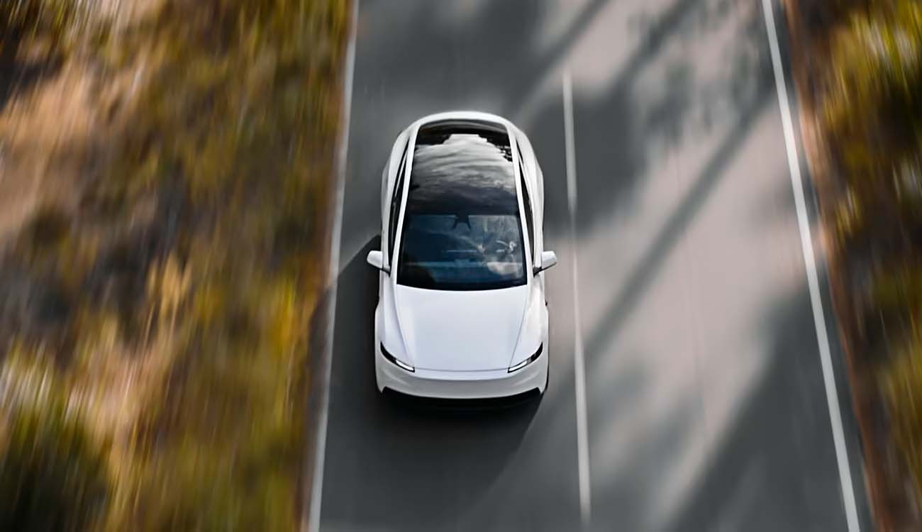 Nuevo Tesla Model Y Standard en una carretera