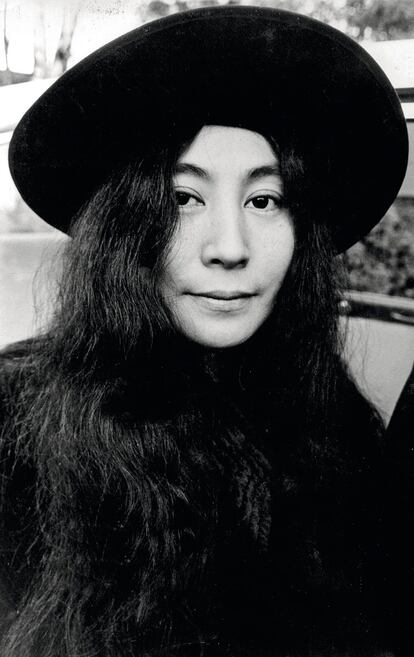 Yoko Ono fotografiada en 1969, un año antes de la separación de los Beatles.