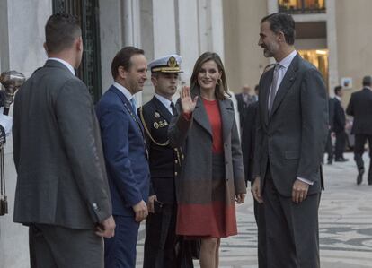 La Reina ha apostado en Portugal por los trajes combinados con abrigos a juego. Este es otro ejemplo.