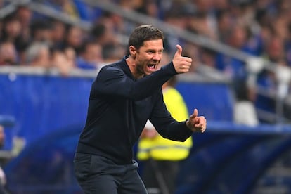 Xabi Alonso, durante el partido de este domingo entre el Real Oviedo y el Real Madrid.