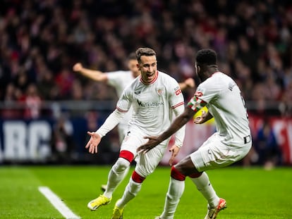 Berenguer celebra su gol junto a Iñaki Williams.