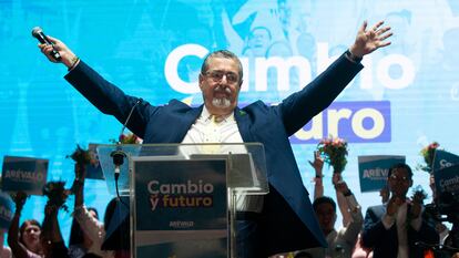 El candidato presidencial Bernardo Arévalo, del Movimiento Semilla, habla ante sus simpatizantes durante el cierre de su campaña, el 16 de agosto de 2023, en Ciudad de Guatemala.