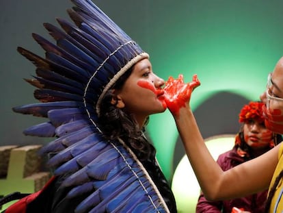 Dos personas se pitan la cara de rojo ayer en la COP25.