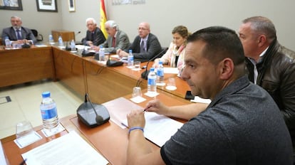 Antol&iacute;n Goya, en primer t&eacute;rmino, en la reuni&oacute;n de los estibadores y la patronal en Madrid.