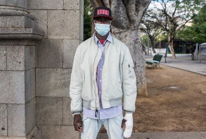 <b>Omar Niasse, Senegal.</b> Este joven, de 24 años, es uno de los cientos de pescadores senegaleses que han desembarcado en las islas en los últimos meses. “En mi país no hay más pescado. Los barcos grandes [extranjeros] se lo llevan todo”, reclama. Su viaje en cayuco fue terrible y duró 12 días. La mezcla de gasoil y agua del mar le quemó el brazo. Pagó 600 euros por su trayecto en patera. Lleva 'atrapado' en Canarias desde el pasado noviembre.