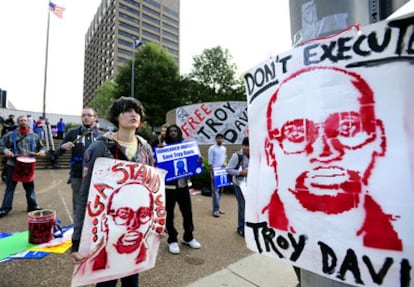 Manifestantes en contra de la ejecución de Troy Davis a las puertas de la corte de apelaciones de Georgia que tiene que tomar la decisión.