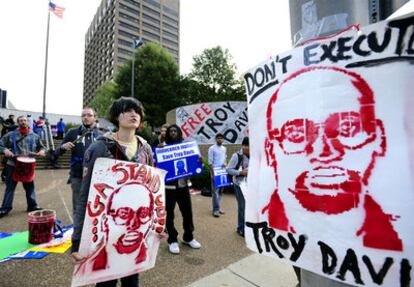 Manifestantes en contra de la ejecución de Troy Davis a las puertas de la corte de apelaciones de Georgia que tiene que tomar la decisión.