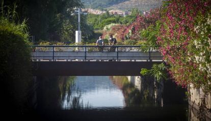 Canal fluvial que desemboca en la playa con aguas residuales