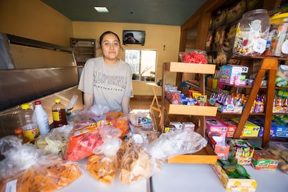 Dulce Jiménez en su tienda de abarrotes, ubicada en la comunidad rural de Viborrillas, en el estado mexicano de Querétaro. Esta y otras comunidades del entorno sufren cortes de agua constantes en los últimos meses.