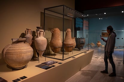 A display case with amphorae in one of the rooms of the 'Convivium' exhibition, in the National Archaeological Museum.