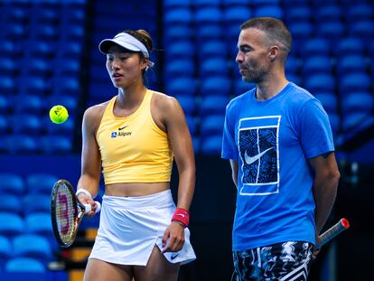 Qinwen Zheng y Pere Riba, durante un entrenamiento.