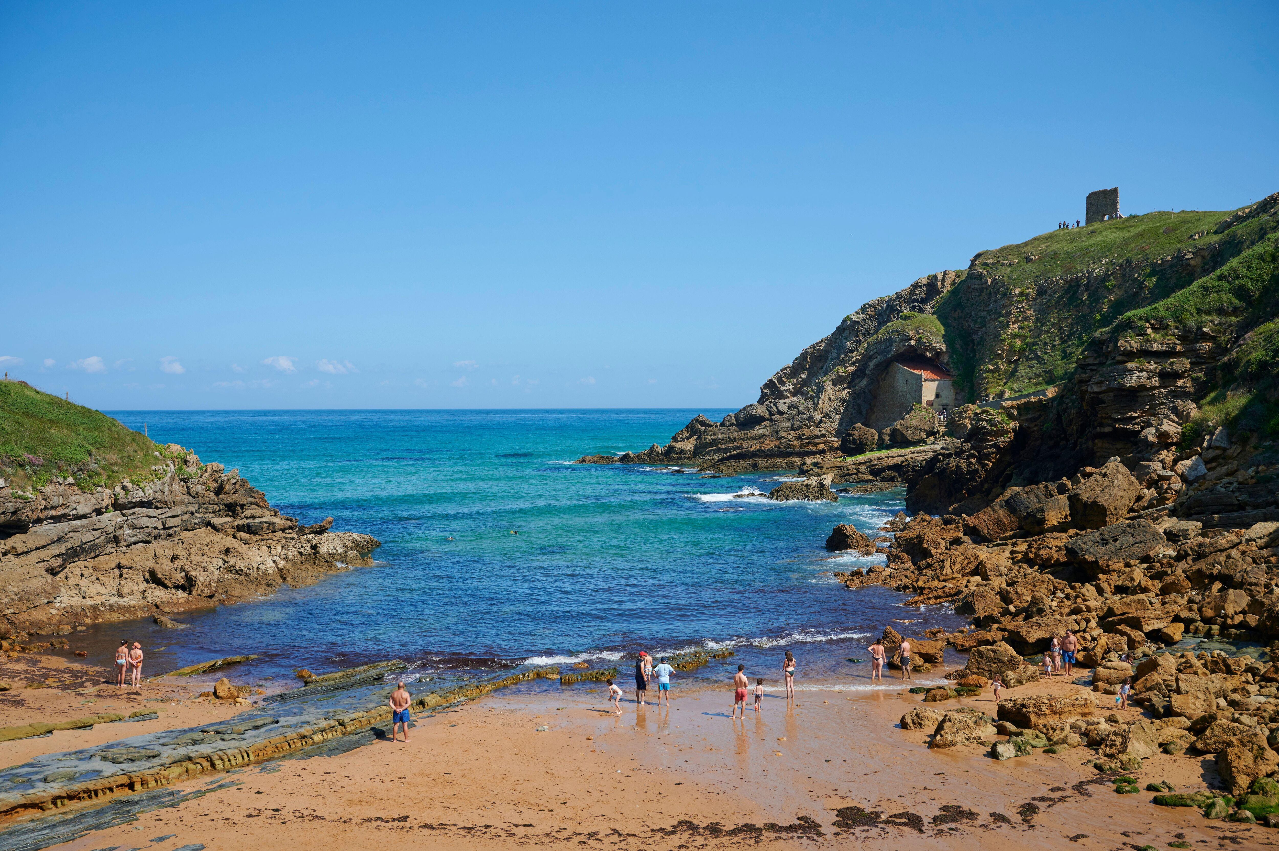 Vista de la playa de Santa Justa, en Ubiarco (Santillana del Mar).