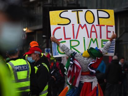 Protestas en la entrada del recinto donde se celebró la cumbre climática COP26 en Glasgow.
