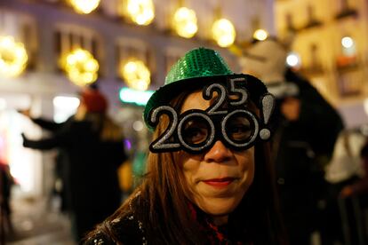 Una mujer celebra el Año Nuevo en la Puerta del Sol, este martes en Madrid.