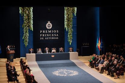 El rey Felipe y doña Leonor, sentada a su derecha, presiden la ceremonia de entrega de la 42ª edición de los Premios Princesa de Asturias.
