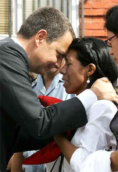 El presidente José Luis Rodríguez Zapatero, con Zaira Vilma, viuda del soldado Jorge Arnaldo.