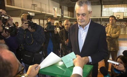 El candidato del PSOE a la Presidencia de la Junta de Andalucía, José Antonio Griñán, vota en un colegio electoral de Mairena del Aljarafe (Sevilla) en los comicios autonómicos a los que están convocados hoy más de 6,4 millones de andaluces.